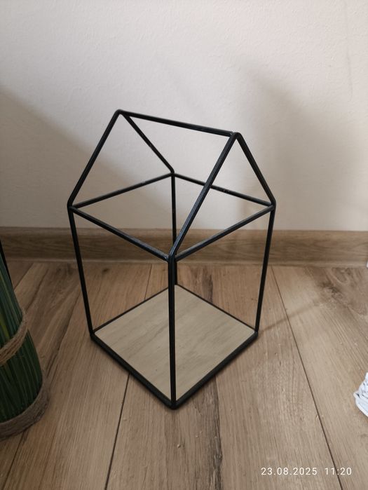 Dekoracja metalowy domek