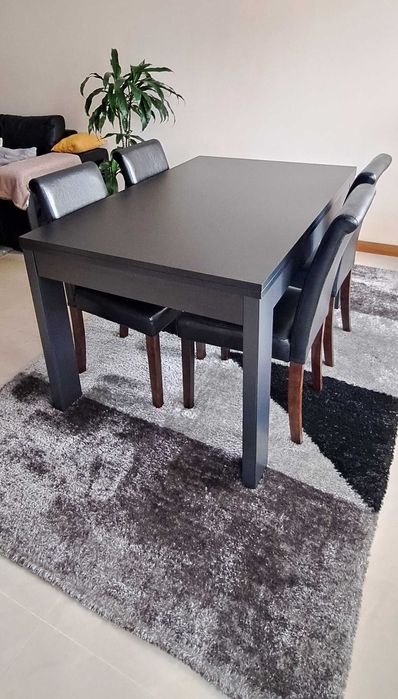 Mesa de jantar extensivel com 4 cadeiras