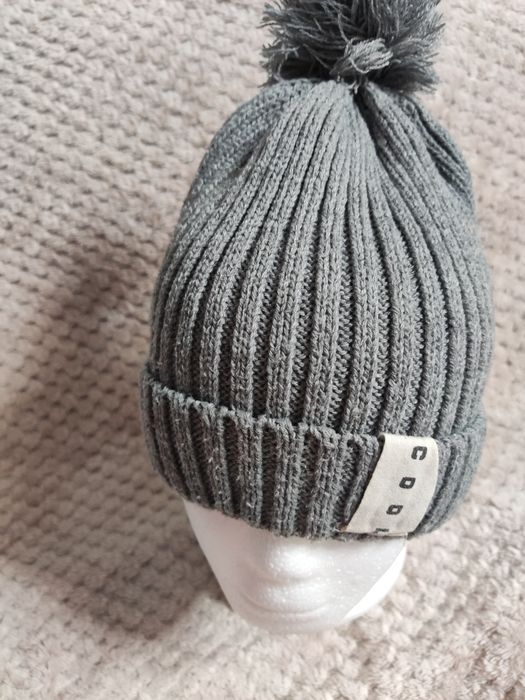 Szara czapka z pomponem dzianinowa prążki