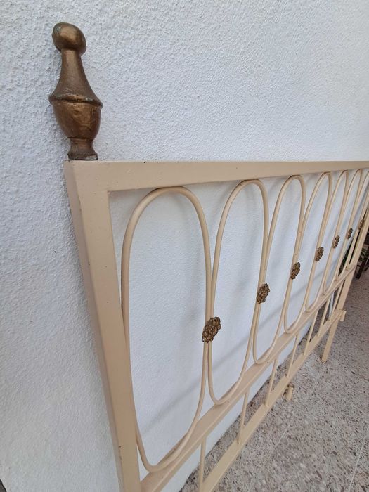 Escrivaninha e Cama