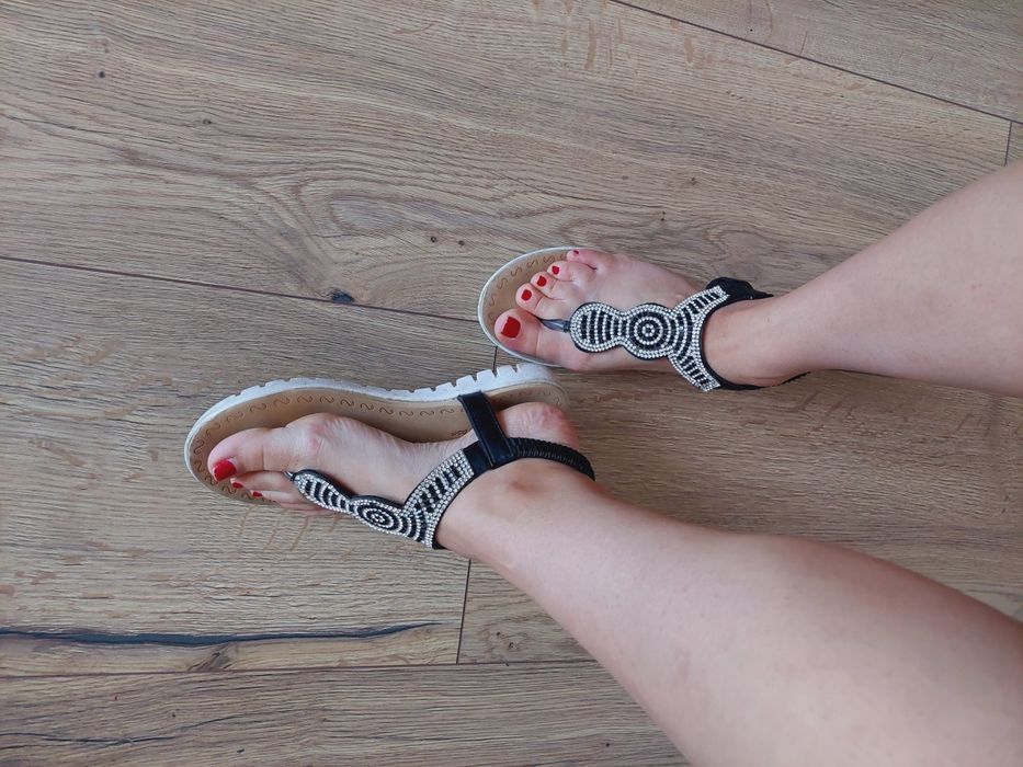 Czarne sandałki japonki ze srebrnymi kryształkami 37