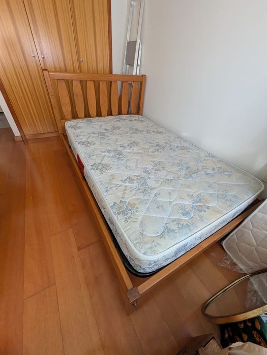 Cama de corpo e meio em pinho com colchão