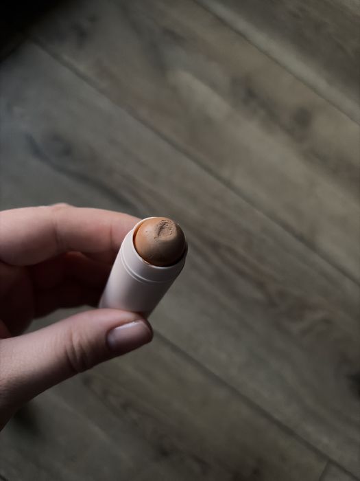 Bronzer kremowy w sticku Rare Beauty power boost