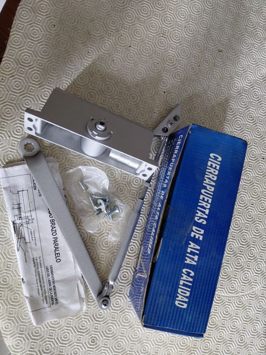 Mola para fechar portas