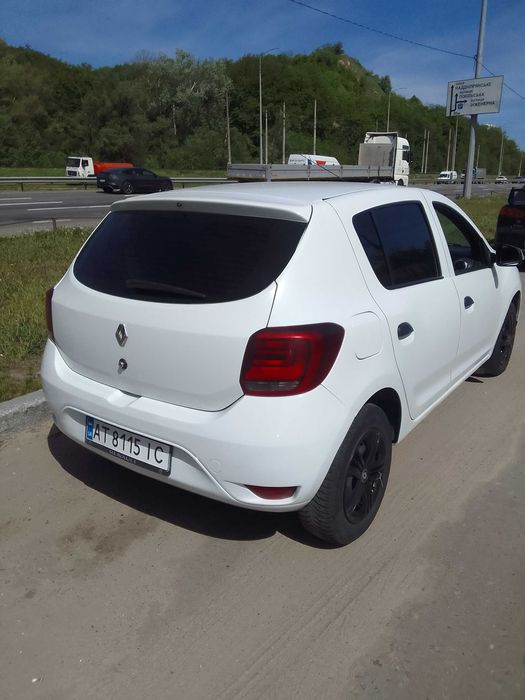 Автомобіль рено сандеро 2