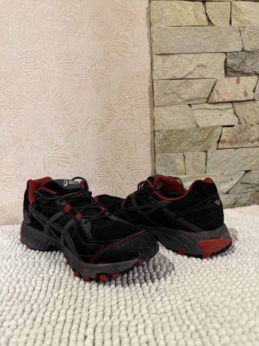 Кросівки asics.