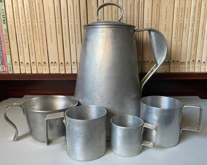 Cafeteira de Metal Antiga + 4 Chávenas de Metal