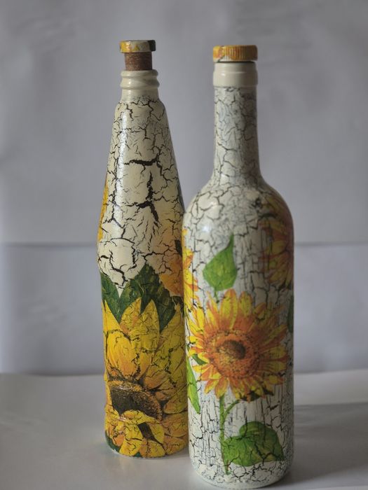 Zestaw butelek ozdobionych techniką decoupage