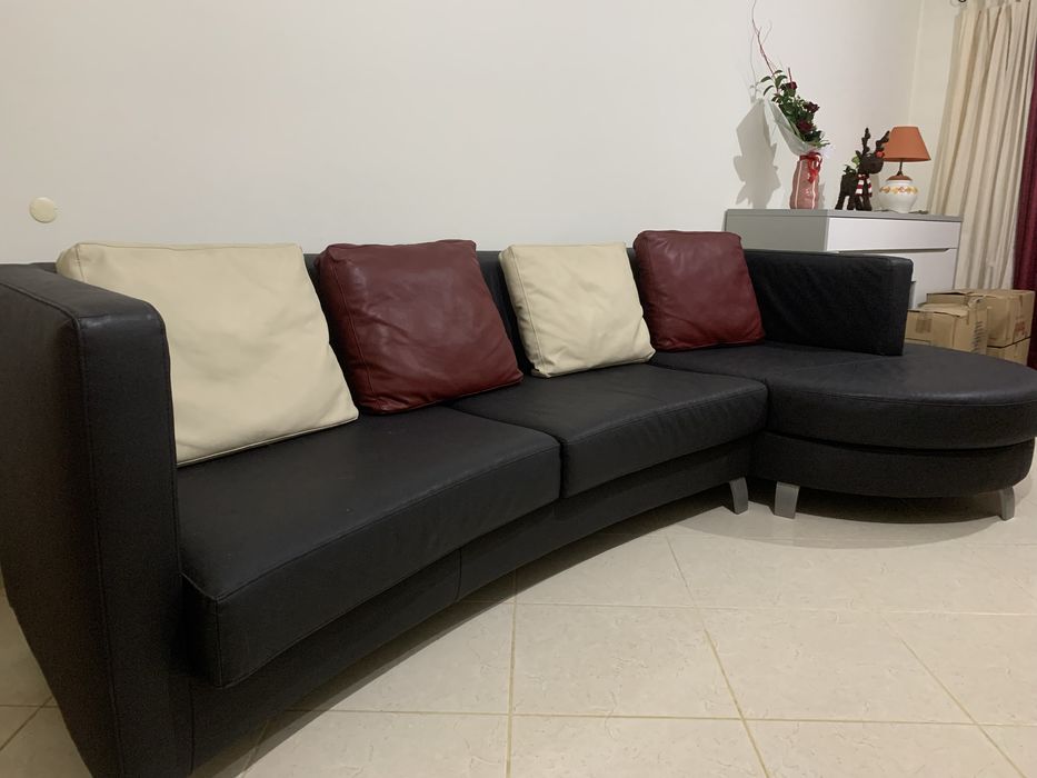 Sofá preto em pele.