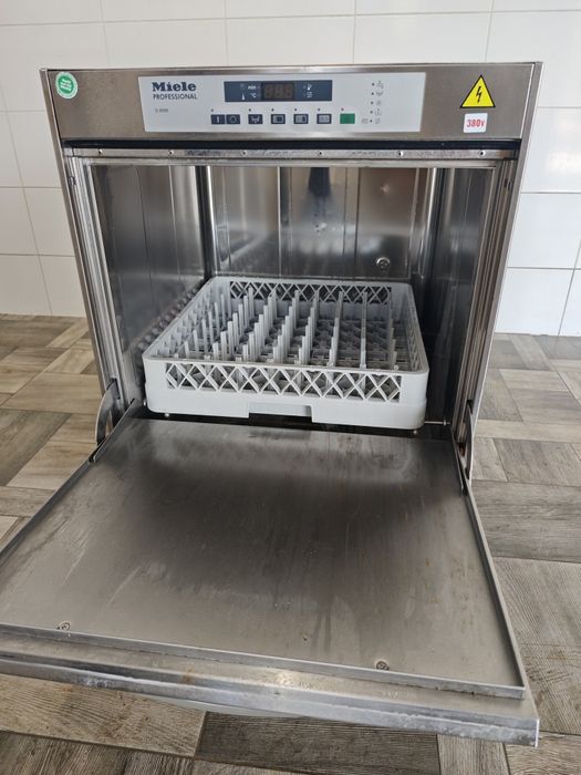 Професійна посудомийна машина Miele G8066