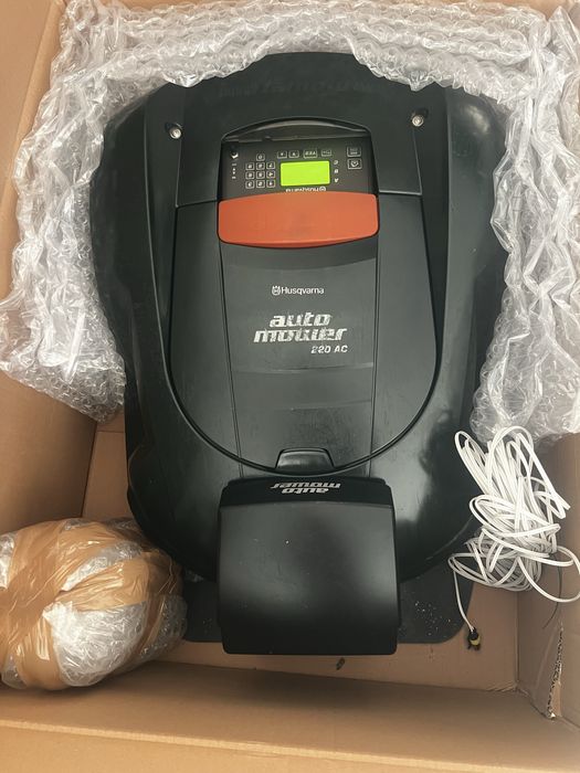Газонокосарка-робот Husqvarna Automower 220AC на 1800м2