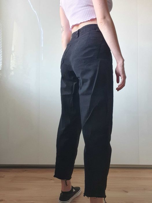 Spodnie baggy fit z poszarpanymi nogawkami