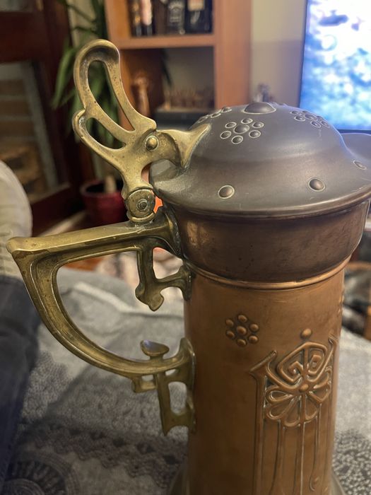 Raridade Art Nouveau: Jarra de Vinho "Jugendstil" em Cobre e Latão (c. 1900)