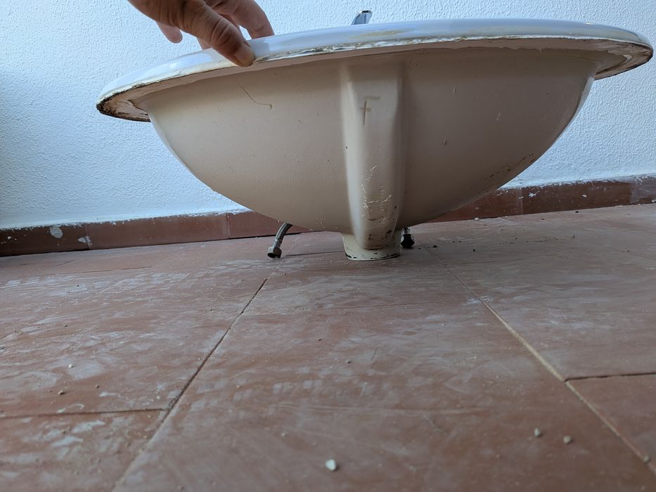 Lavatório de encastrar em cerâmica – estilo clássico