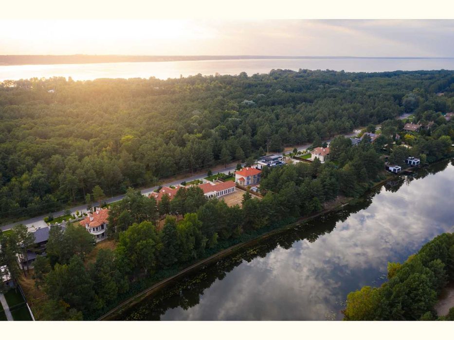 Резиденція на воді 923 м²  48 соток  берегова лінія 69 м