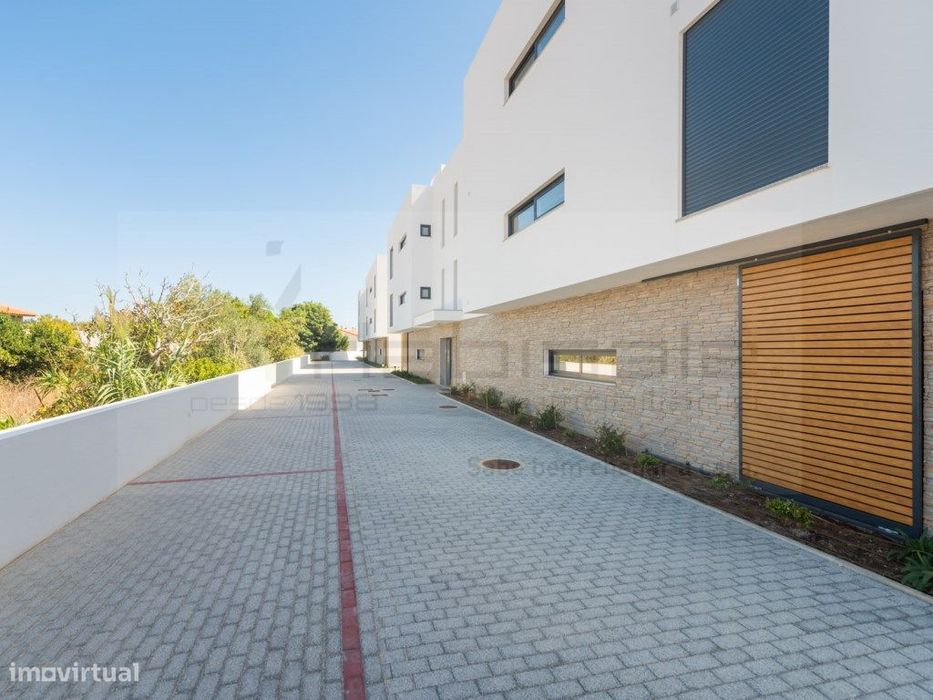 T2 a Estrear com Terraço a Sul em Condomínio Fechado