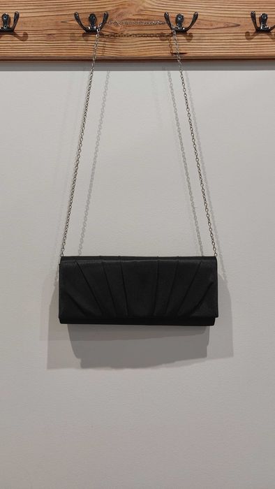 Czarna satynowa kopertówka na cienkim łańcuszku