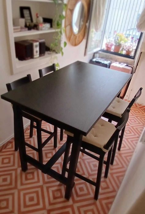 Mesa alta Nordviken com cadeiras e 4 coxim. Já esta desmontada.
