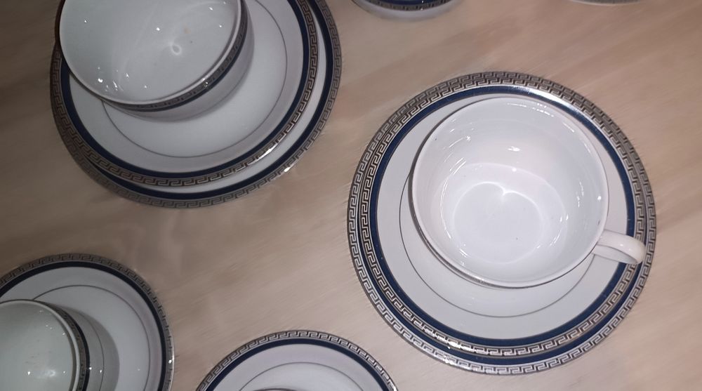 Porcelanowy komplet filiżanek ze spodkami.