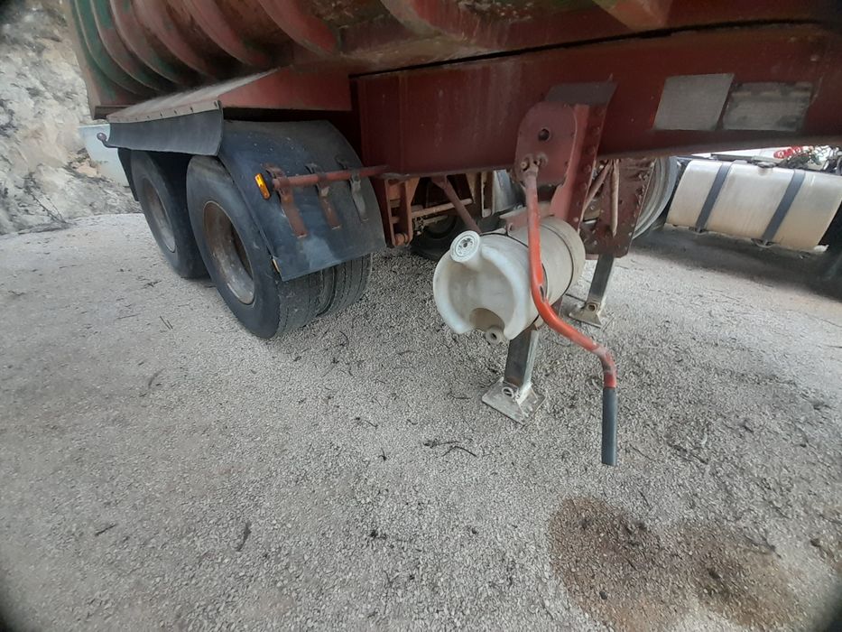 Semi-reboque basculante Montenegro