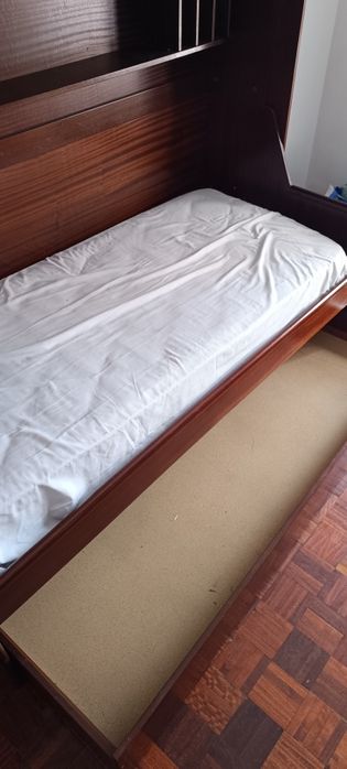Cama com arrumação embutida + 1 cama extra
