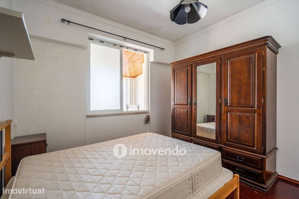 Apartamento T3, com arrecadação e boas áreas, na Estrada da Luz
