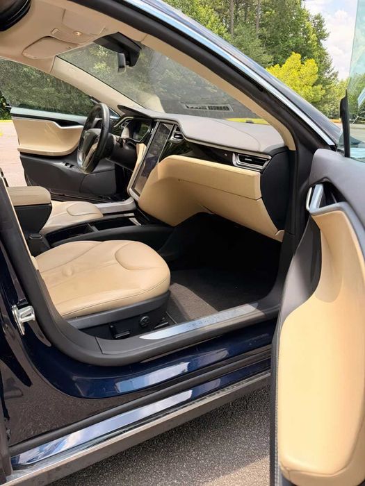 Tesla Model S      2015