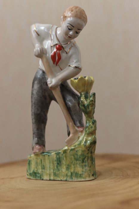 Рідкісна статуетка піонер садівник Баранівка фарфор СРСР 1960-ті