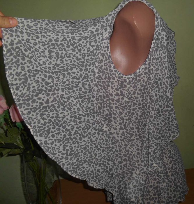 блузка цікавого кроя 48 размер