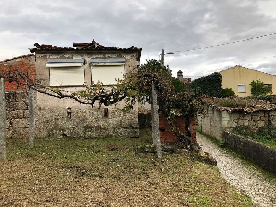Casa rústica de aldeia com terreno, para reconstrução/remodelação.