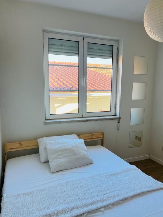 Móveis, um sofá-cama com arrumação em dentro, mesa dobrável  com 4 cadeiras e uma cama Ikea com colchão