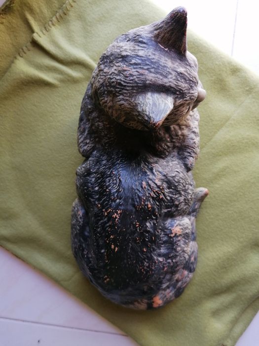 Gato em louça antigo