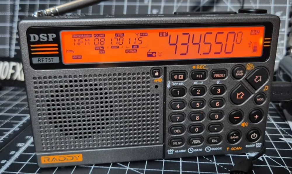 Raddy HRD757 (HanRongda) приймає Satcom, є блютуз і управління зі смартфона