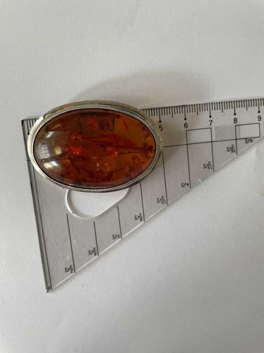 Broszka srebrna z bursztynem