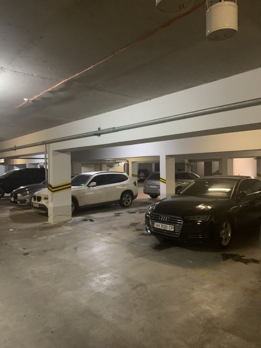 Паркінг, паркомісце. Ліко Град. Здановської 46/1