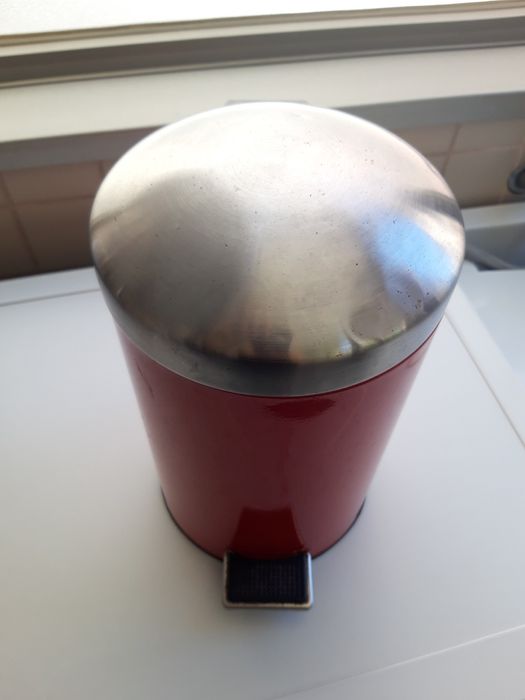 Caixote do lixo vermelho pequeno (usado)