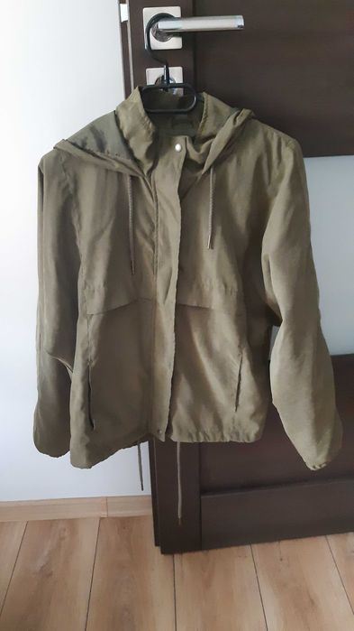 Krótka kurtka z kapturem