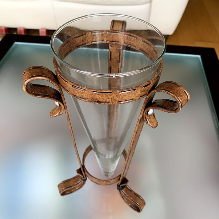 Vaso decorativo de vidro, cónico, com suporte rústico.