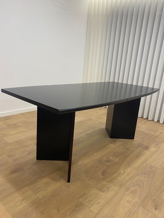 Mesa de jantar e cadeiras