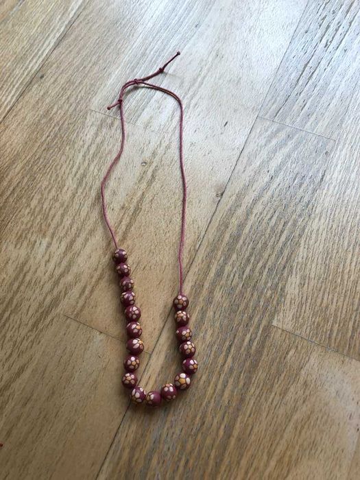 colar com bolas tons rosa