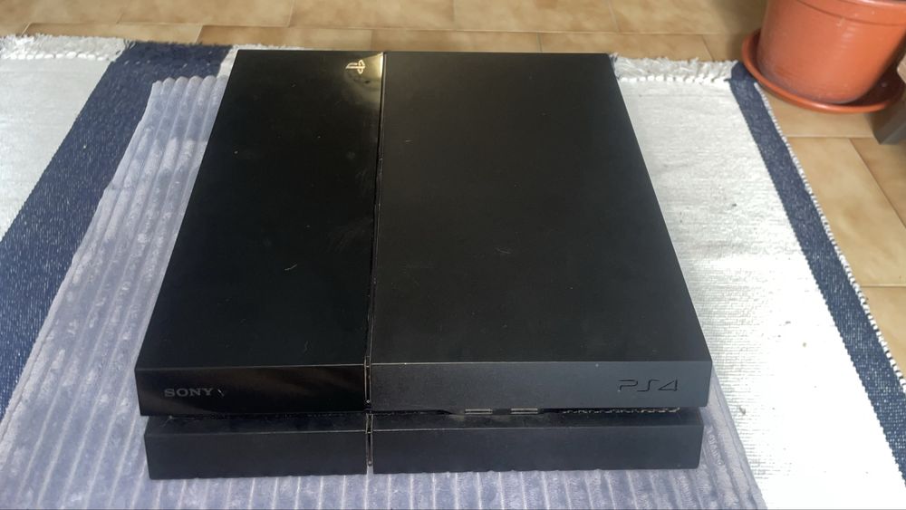 Ps4 com um comando nao original e tres jogos