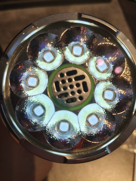 Latarka Lumintop Mach 4695 z dużym akumulatorem
