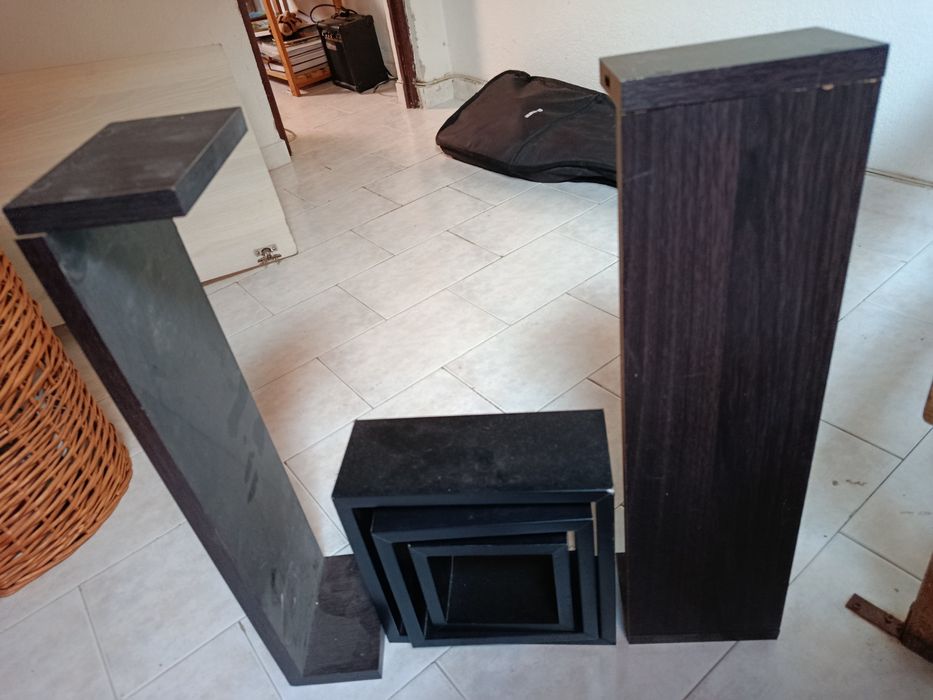 Duas prateleiras e três cubos