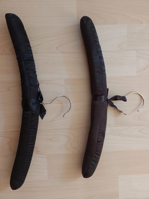 Cabides pretos forrados a cetim