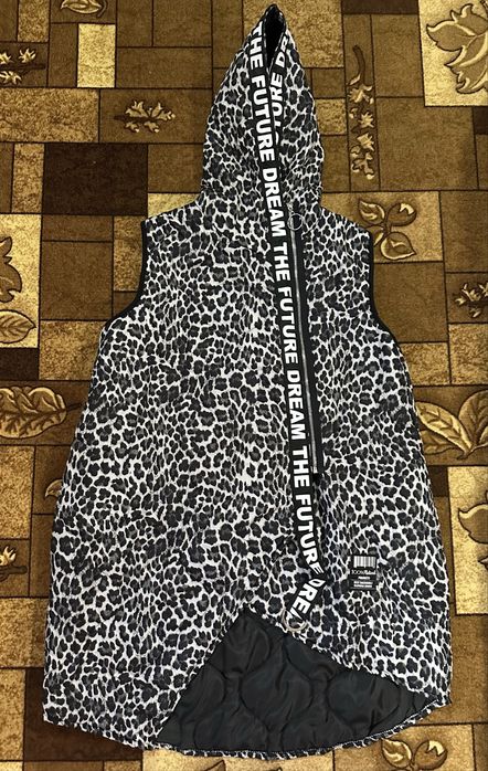 Жіноча подовжена безрукавка.