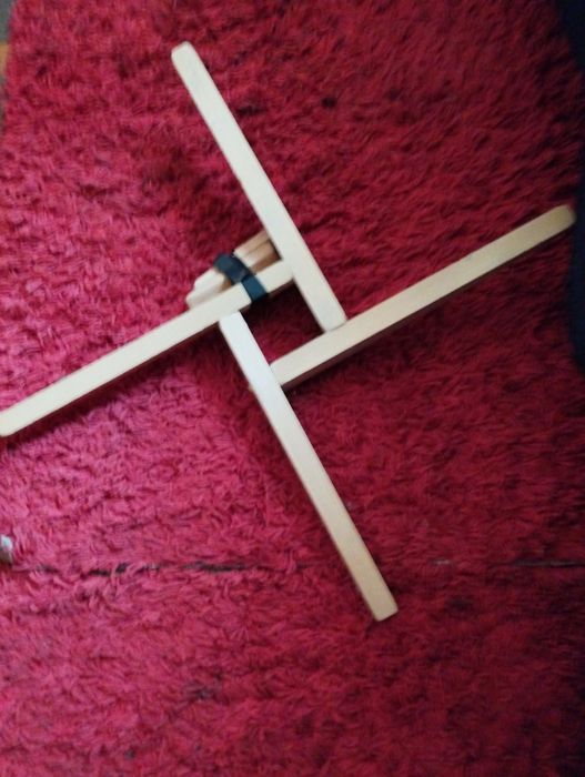 Дерев'яна підставка тримач для ялинки.