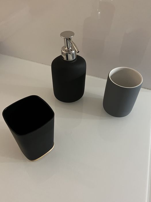 Conjunto saboneteira e copos para escovas de dentes