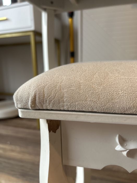 Toaletka biala z krzeselkiem