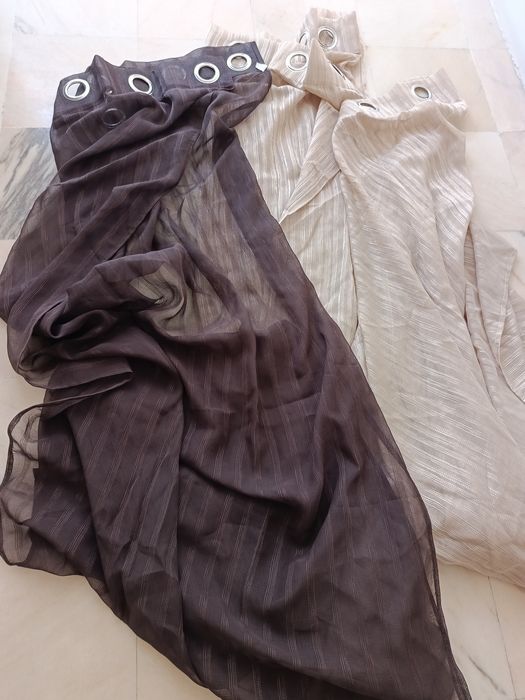Três cortinados transparentes