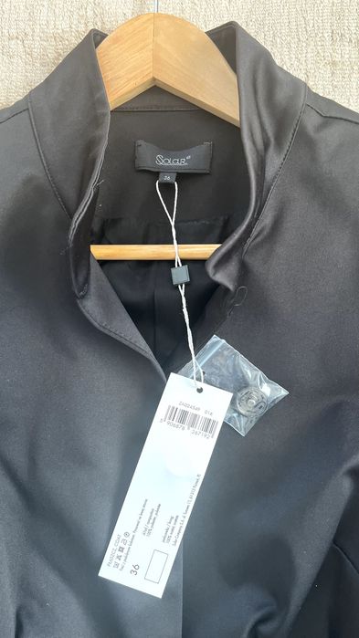 Czarny elegancki płaszcz firmy Solar